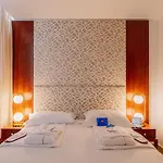 Monicca Collection Suites&resi