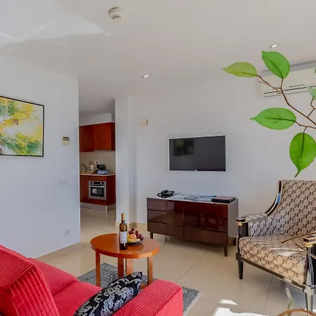 Monicca Collection Suites&resi ホテル 4*